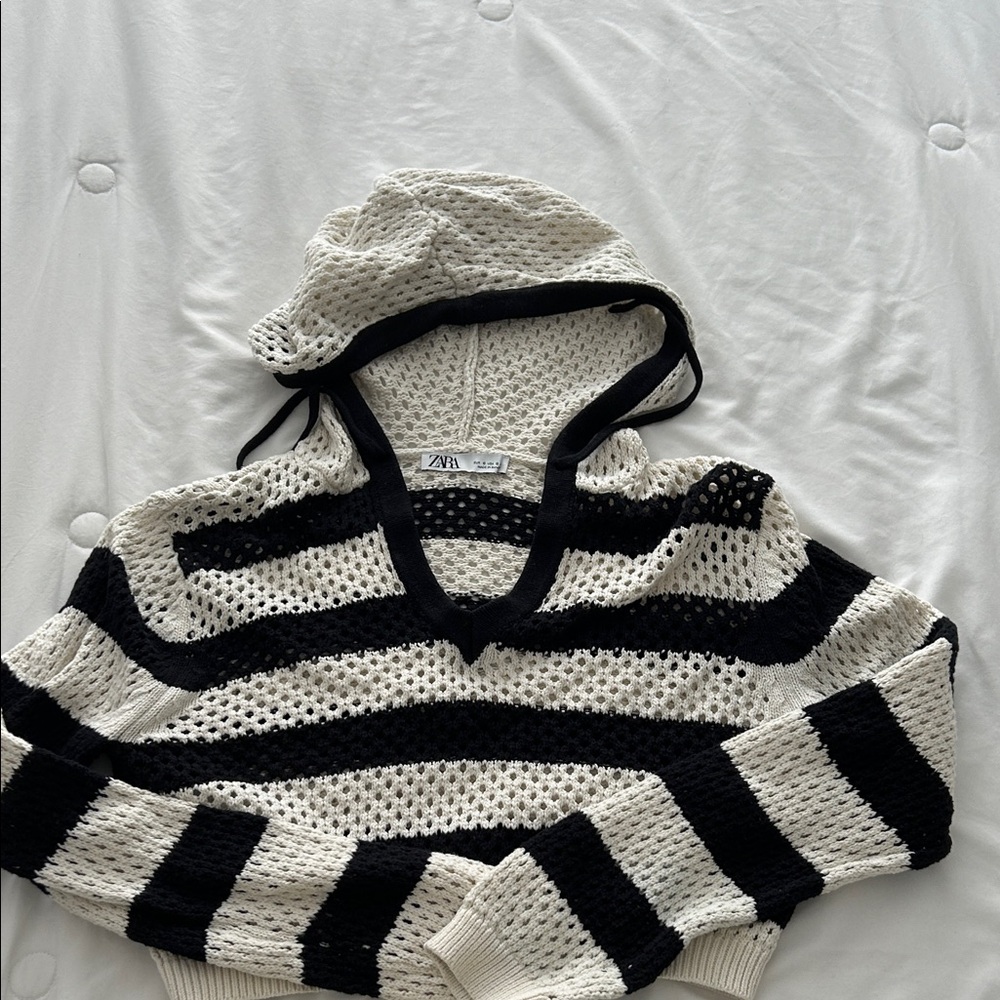 Zara Women's Cream and Black Striped V-Neck Crocheted Crop  Sweater